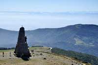 Pomnik pod szczytem Grand Ballon i Alpy w oddali