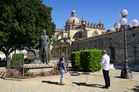 Jerez de la Frontera, pomnik winiarza i katedra.