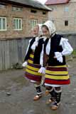 Dziewczynki z Ieud w strojach ludowych