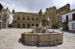Baeza, Plaza del Populo z fontanną lwów.