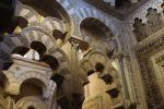 Mezquita - przenikające się łuki.