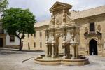 Baeza, plac Santa Maria, przed budynkiem uniwersyteckim.