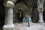 Snahin. Sklepienie nartexu wspiera się na monumetalnych kolumnach, wzniesiono je w 1181r.
