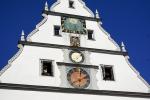 Rothenburg nad Tauberem, o pełnych godzinach w oknach pokazują się figury.