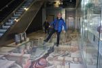 Iluzjonistyczna posadzka i ruchome schody prowadzące do Centrum Szkła