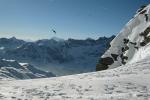 Widok spod Plateau Rosa w stronę Mt. Blanc (pod ptakiem)