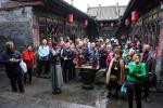Chińska wycieczka zwiedza jedną z licznych ekspozycji w Pingyao.