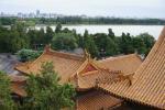 W g艂臋bi jezioro Kunming i nowoczesne dzielnice Pekinu.