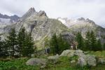 Aiguilles Rouges de Triolet (3276 i 3281m), po prawej w głębi Mont Dolent (3819m