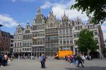Kamienice na antwerpskim rynku.