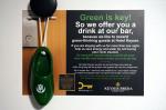 W hotelu w Bredzie za bucik na klamce był drink