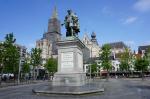 Antwerpia, pomnik Rubensa, w głębi katedra.