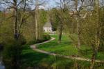 Park w Weimarze, w oddali letni dom Goethego.