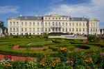 Przy pałacu Rundale zrekonstruowano rozległy park.