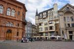 Budynki przy placu katedralnym, w środku dom firmy ubezpieczeniowej 