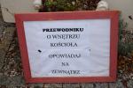 Kuriozalna tablica przed kościołem