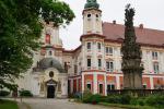Henryków, w XIX w. opactwo przekształcono w pałac.