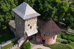 Widok z wieży na wieżę bramną i kaplicę z ossarium.