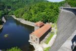 Widok na budynek elektrowni i Bóbr