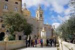 Ir-Rabat, obelisk z wersetem z Dziejów Apostolskich w różnych językach.
