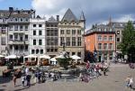 Akwizgran - rynek z pomnikiem Karola Wielkiego.
