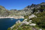 Wysokość szczytów w otoczeniu Jezior Jucla przekracza 2700 m.