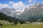 Od lewej Lliterola, Pico de Remune (2878), Pico Perdiguero (3221,z lodowcem) i Mall Pintrat (2842).