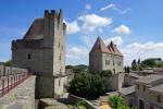Tour du Treseau (Wieża Skarbca) i Brama Narbońska widziane z wnętrza twierdzy.