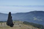 Pomnik pod szczytem Grand Ballon i Alpy w oddali