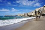 Cefalu, widok z miejskiej plaży.