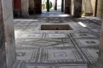 Pompeje - mozaiki w atrium jednego z dom贸w, w 艣rodku impluvium.